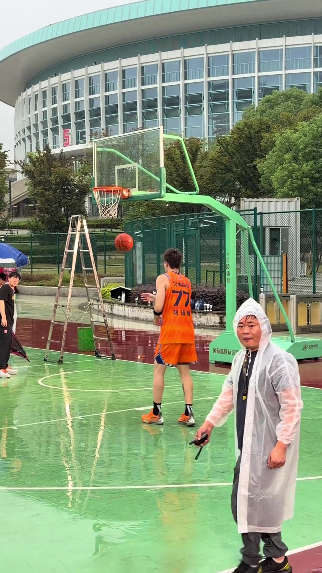 这命中率有点尴尬！😂张镇麟外场中距离投篮连续打铁封面