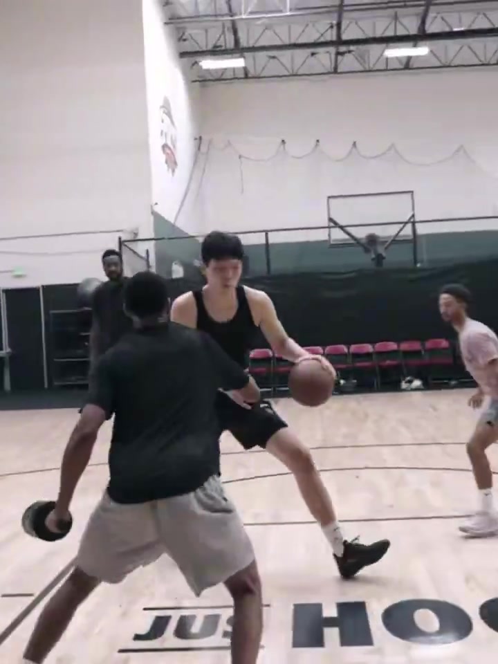 持续打磨!杨瀚森休赛期进行脚步和终结训练封面