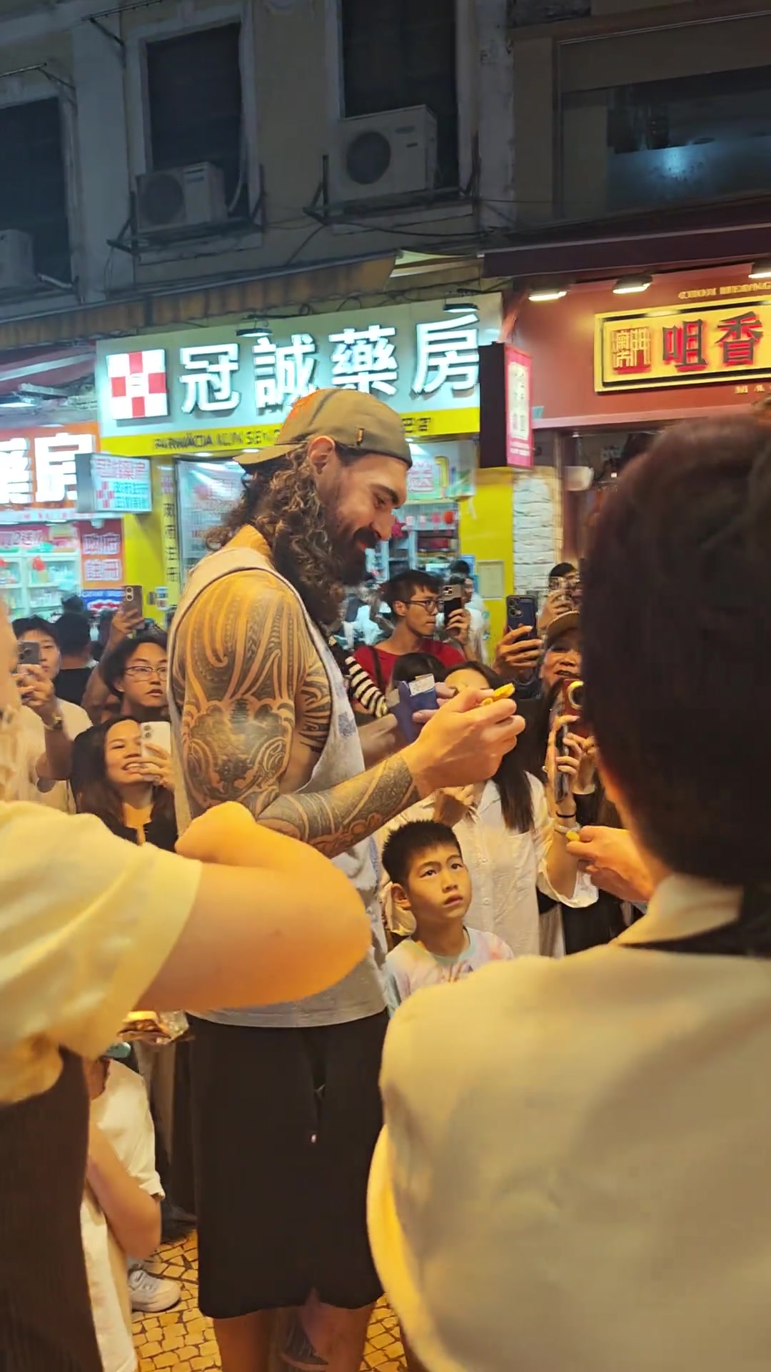 高出人群一大截!火箭队现身澳门街头 球迷近距离遇见海王封面