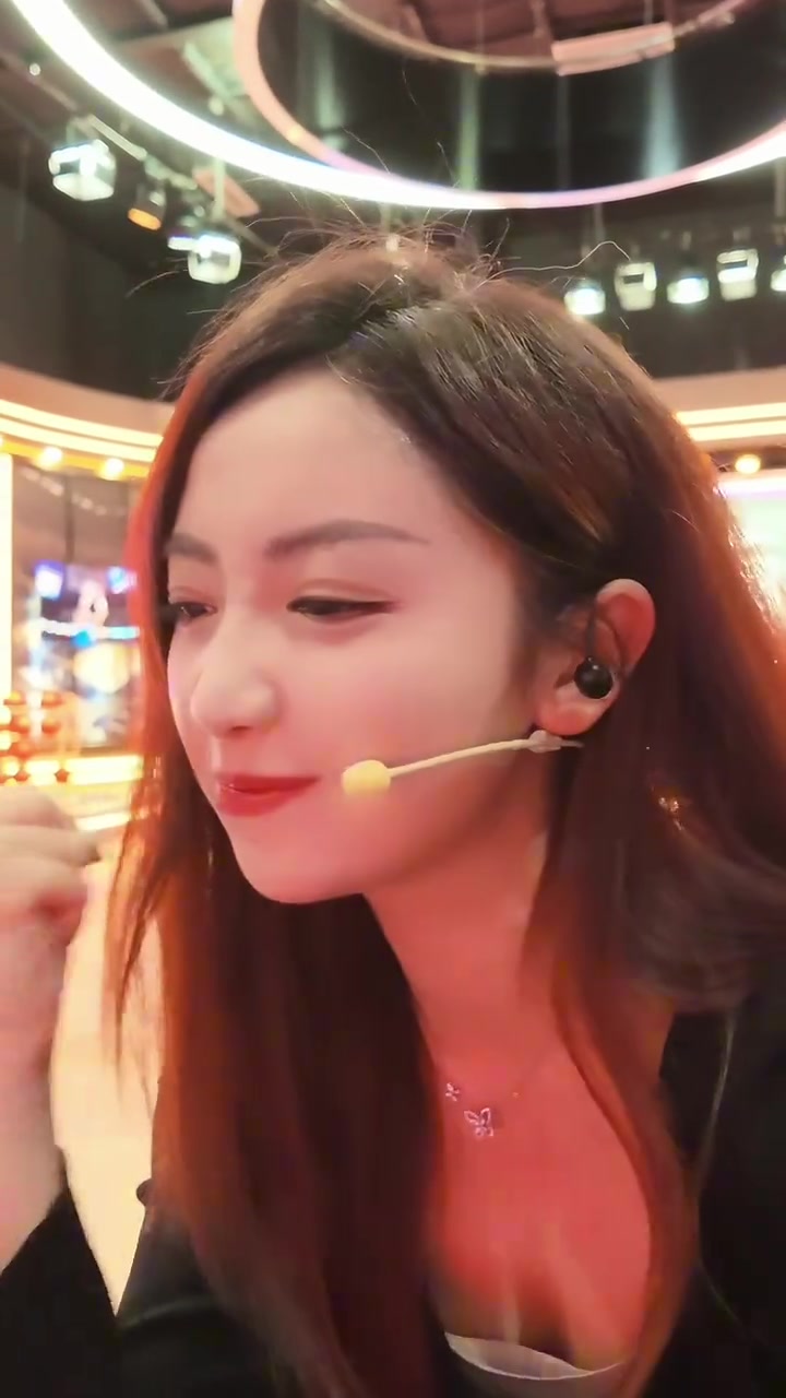 眼睛真大！女主播佳依：还得是他Kill the game✌封面