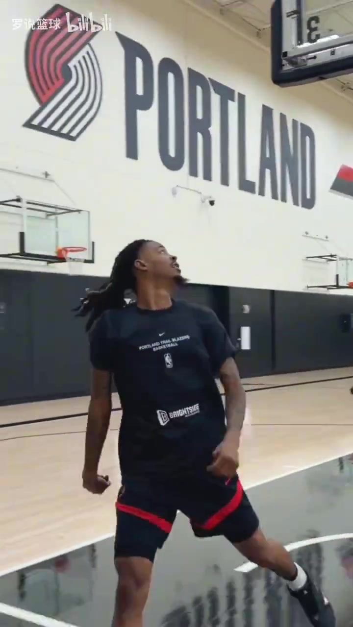 快乐腰王!莫兰特与新队友有说有笑:训练营三分神准要变射手了?封面