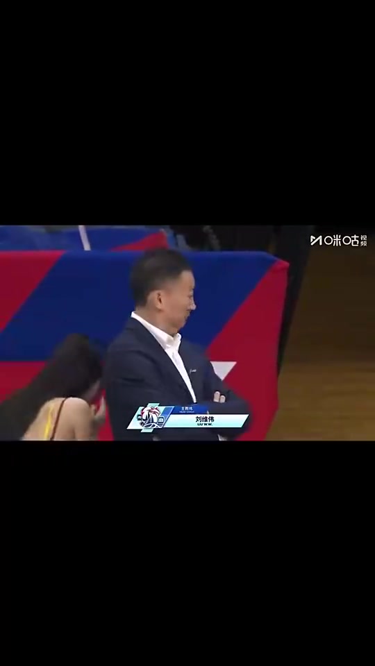 蹭到！刘维伟晒啦啦队美女“碰瓷”：4万块洗一下西装 谁让牌子封面