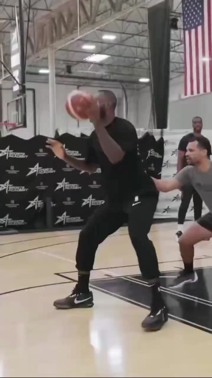 加强投射,NBA球星勒布朗詹姆斯近期投篮训练封面