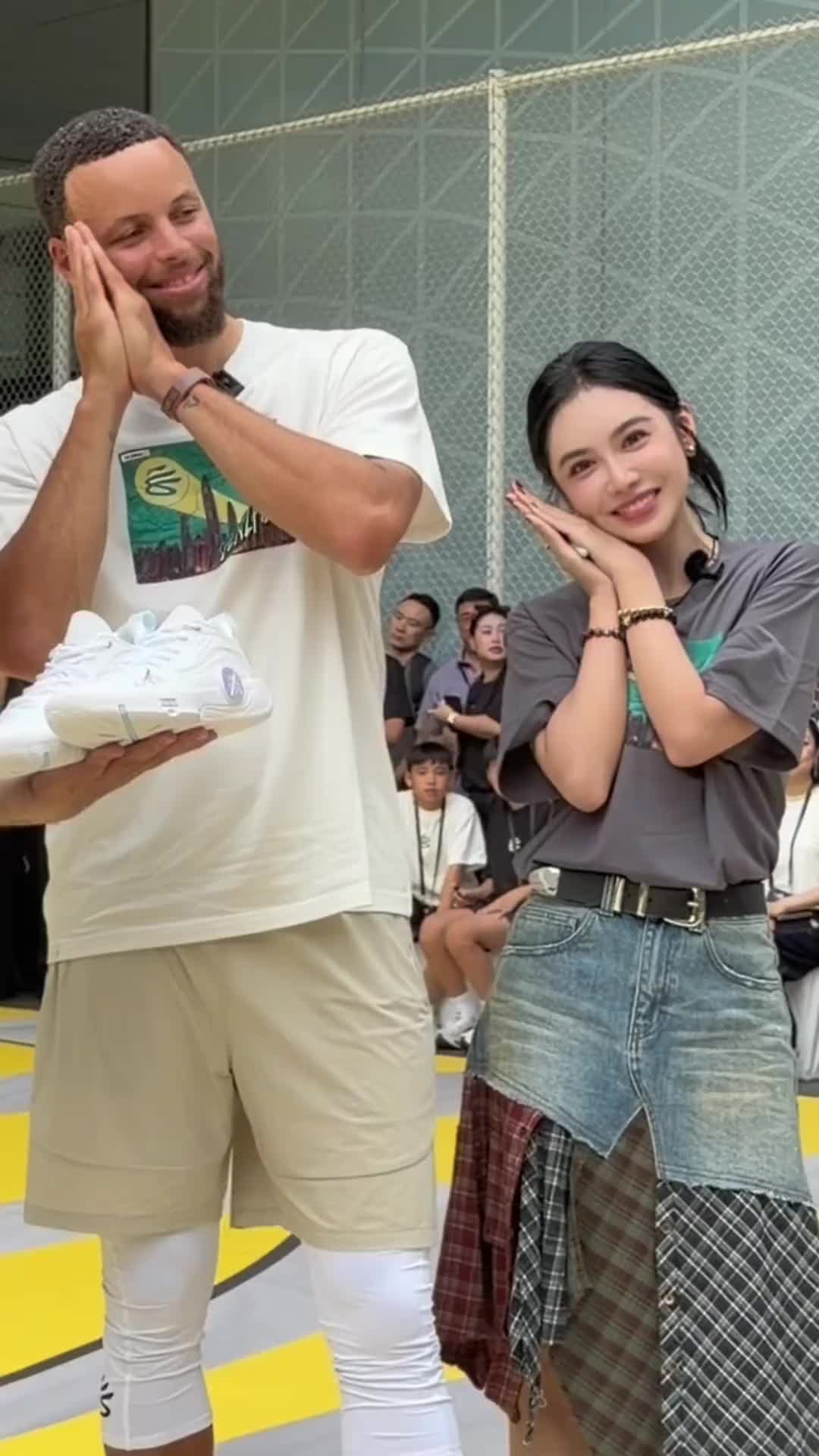 Night night🌙库里与美娜同框,一起做出经典“晚安”庆祝动作封面