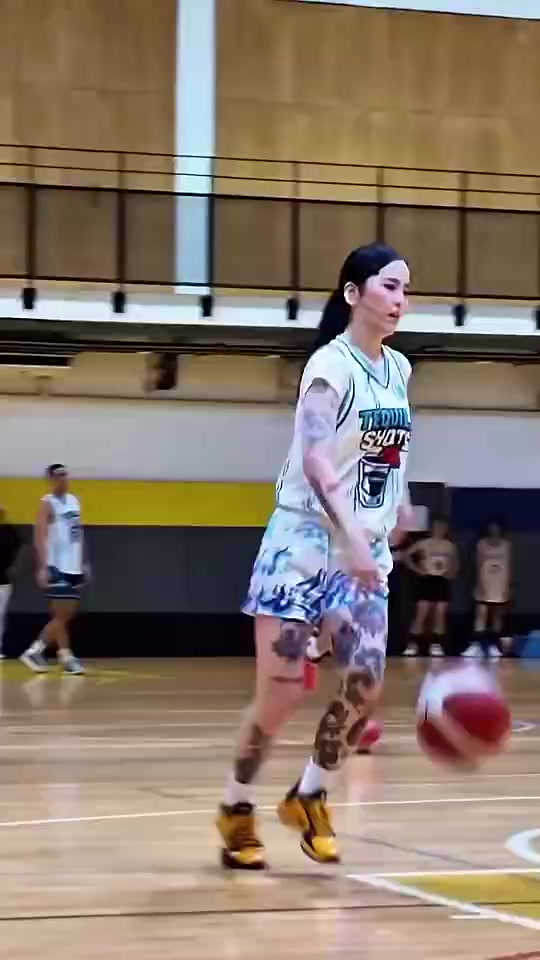 大花腿啊!小姐姐腿上这纹身会不会有点夸张了😨封面