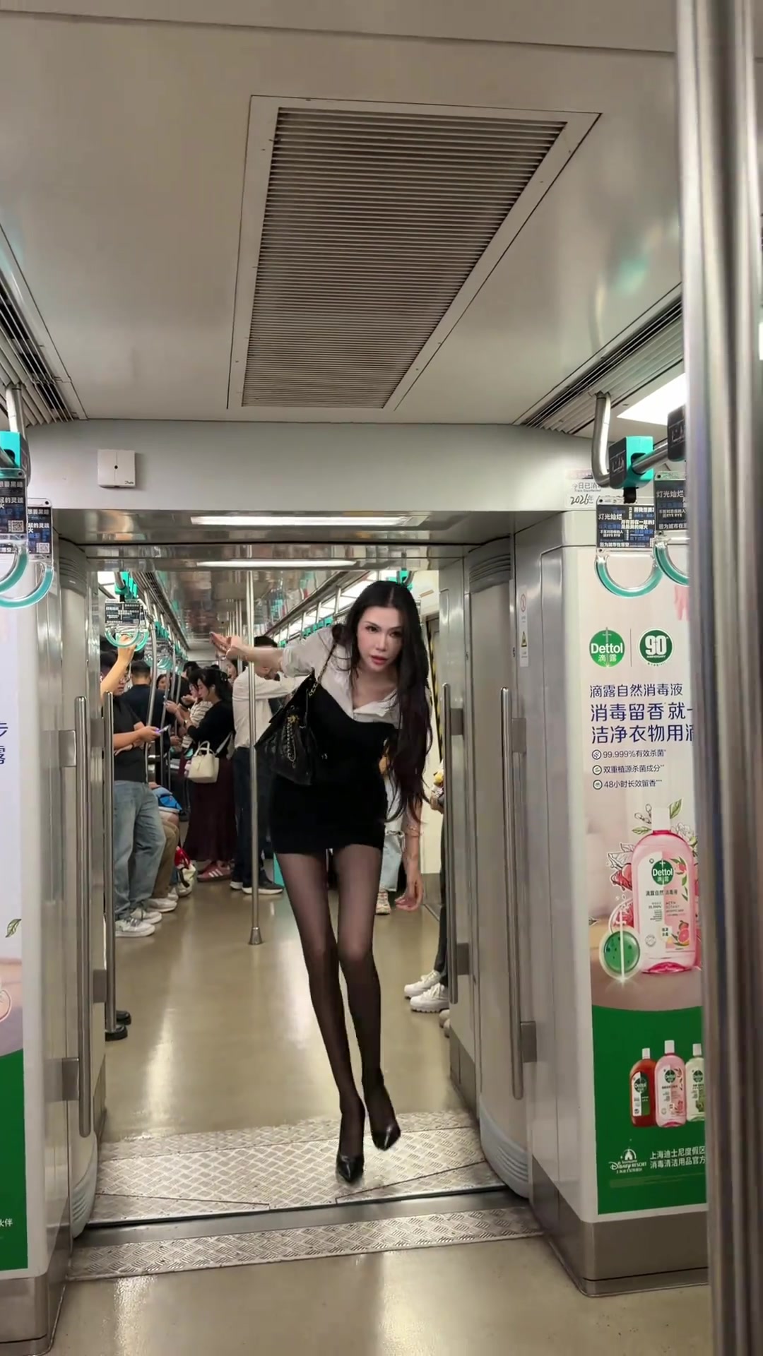 姐姐太飒啦😍 在地铁遇到2米高的“诺姐”你敢上去打招呼吗？封面