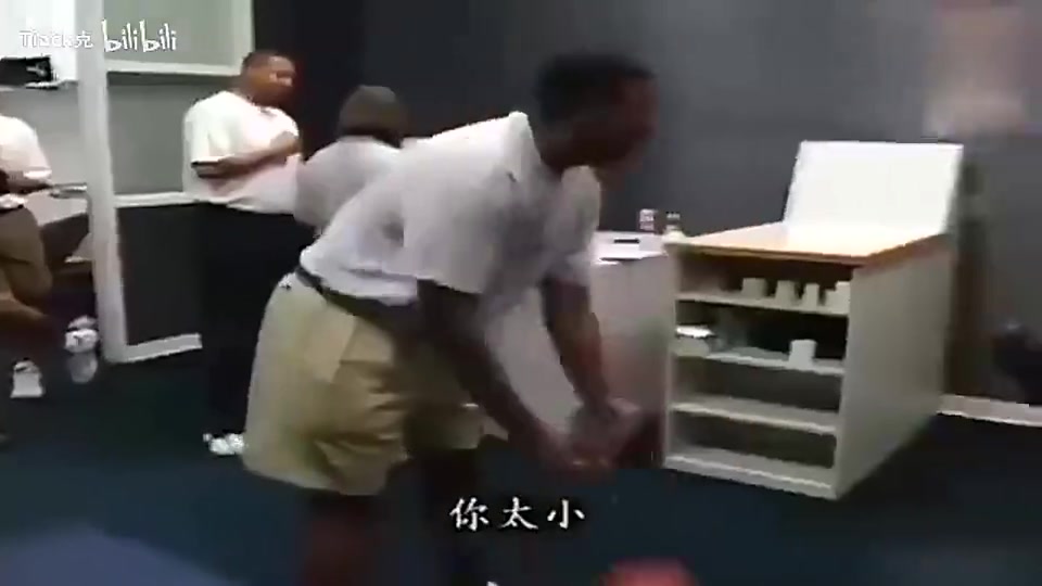 新秀姚明当年在火箭更衣室被调侃:现在你是在美国,我们都开下流玩笑封面