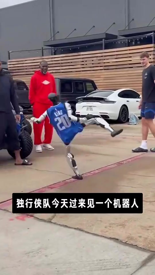 赔钱不？欧文此前一把推倒机器人，结果机器人倒地瘫痪罢工🤣封面