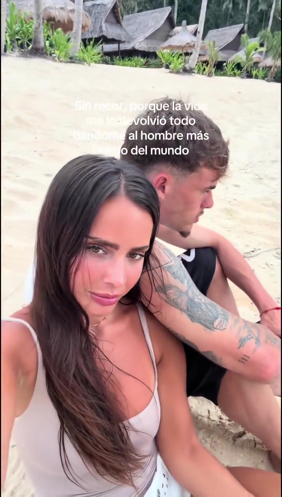 不愧是美女模特！查瓦里亚和女友正在享受假期封面