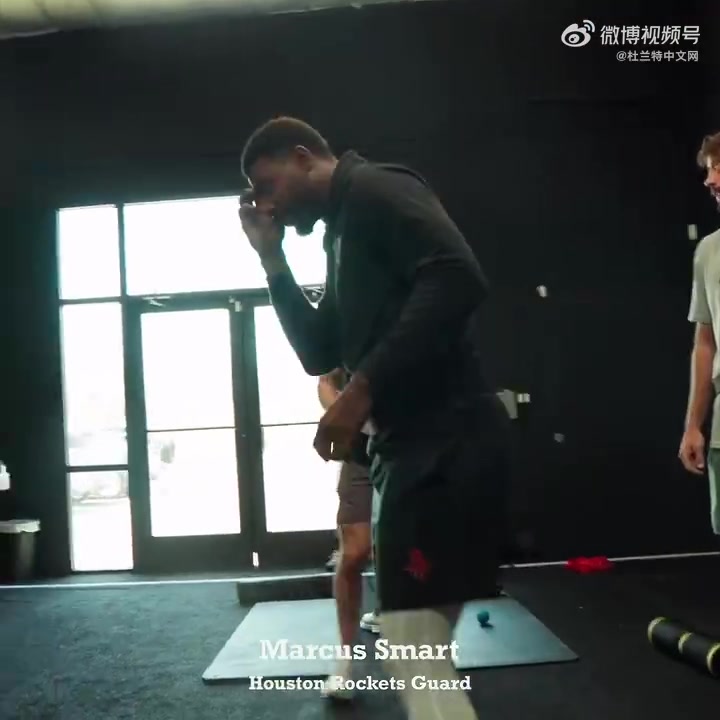 看刚哥穿火箭球衣还挺不习惯！火箭新援斯玛特夏训视频封面