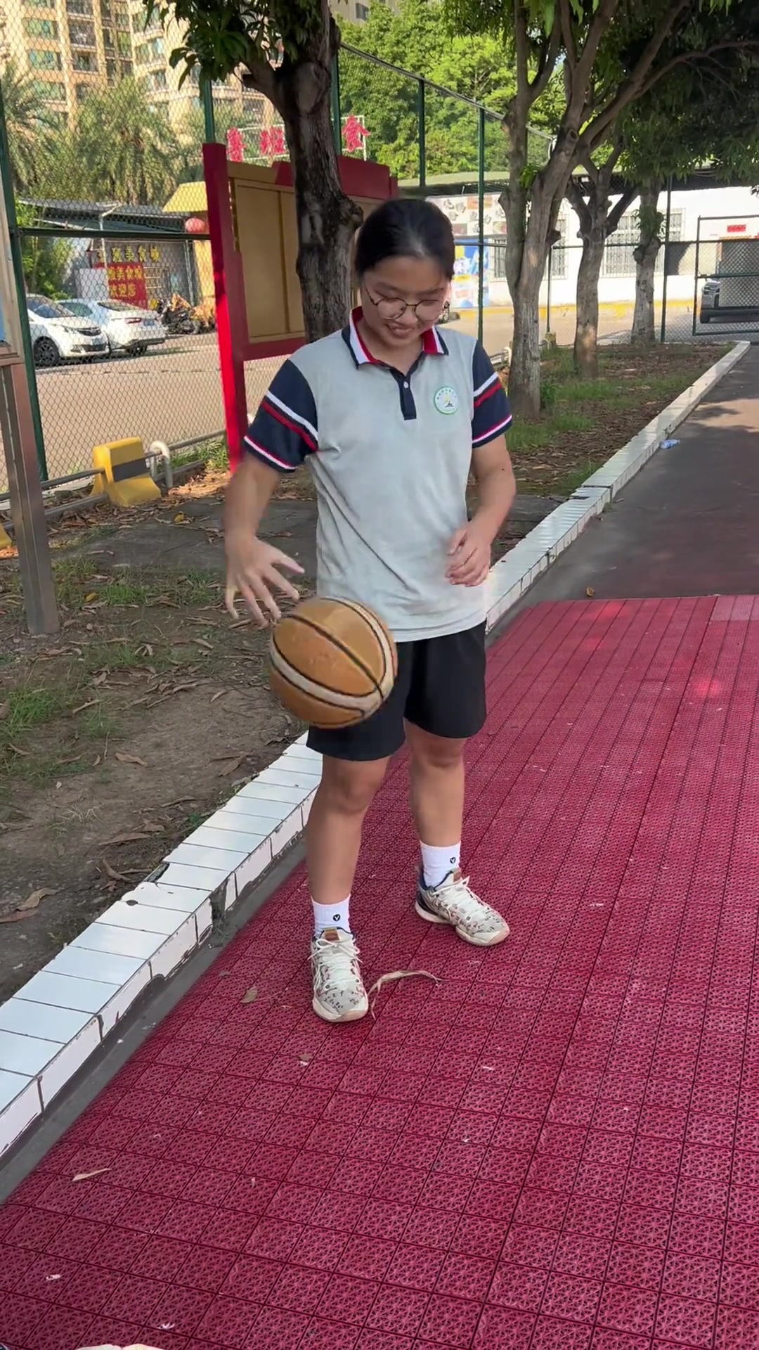 小女孩左手可以连续抓球?我知道评论区有很多兄弟不舒服了😅封面