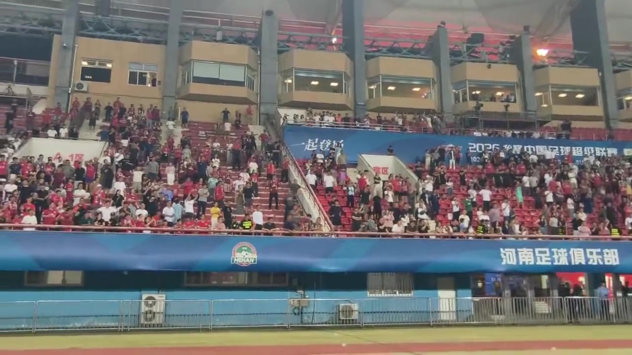 不和谐！河南现场球迷朝场内的成都球员投掷矿泉水瓶封面