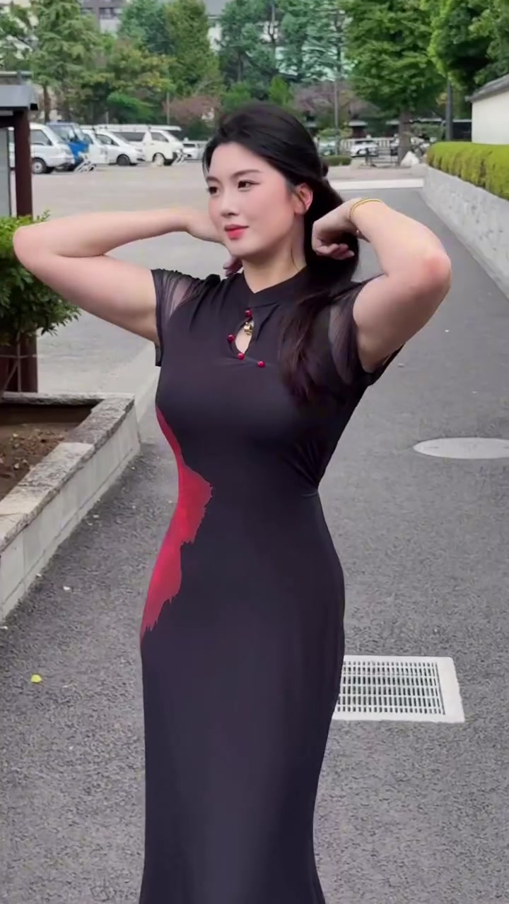 太显身材！身穿旗袍的野球场肘姐，在街上回头率一定很高吧😍封面