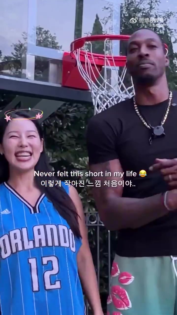 韩国女网红再晒与霍华德互动视频~直呼魔兽鞋子也太大了封面