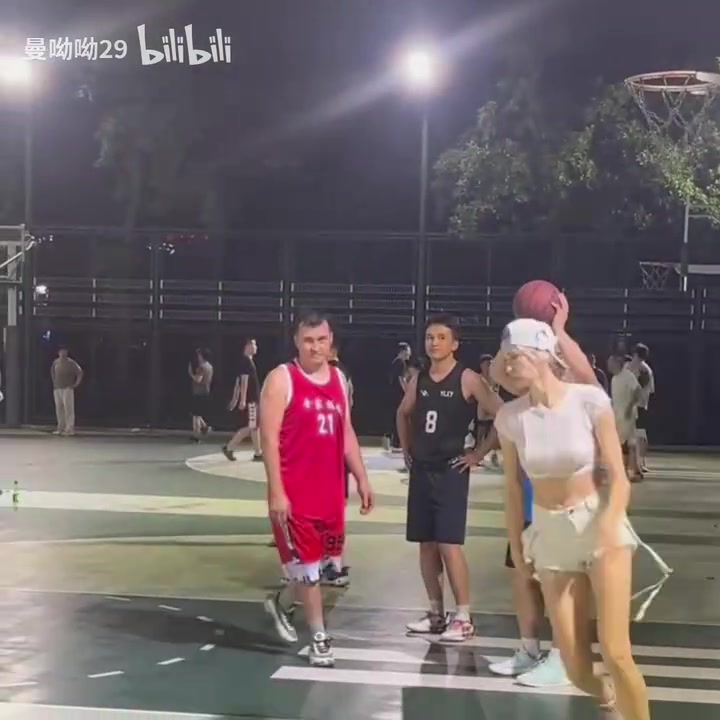上海徐家汇篮球公园，外国美女秀三分球，又美又能打！封面