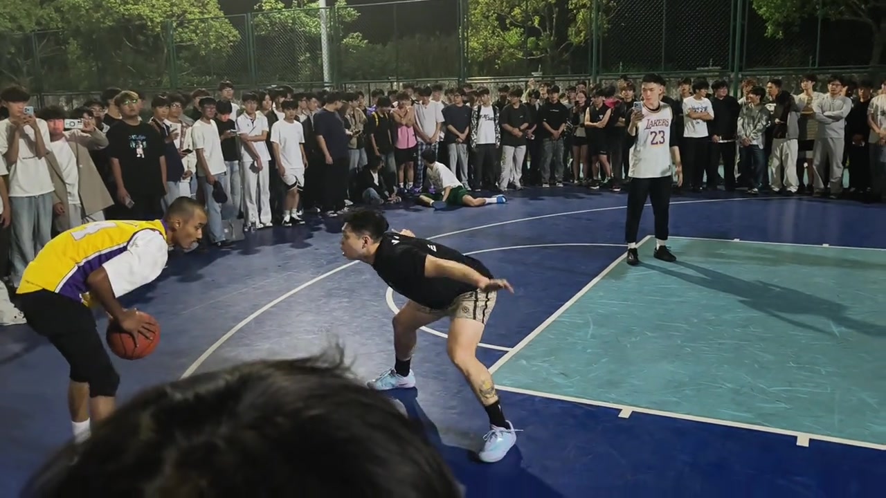 “农大科比”这动作有点东西！身着科比湖人24号球衣后仰跳投封面