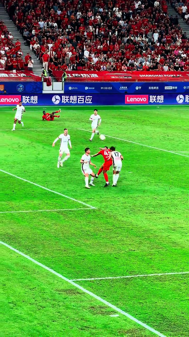 瞠目！网友吐槽:蓉城球员王东升乌龙“抢点”甚至比莱昂纳多还准封面