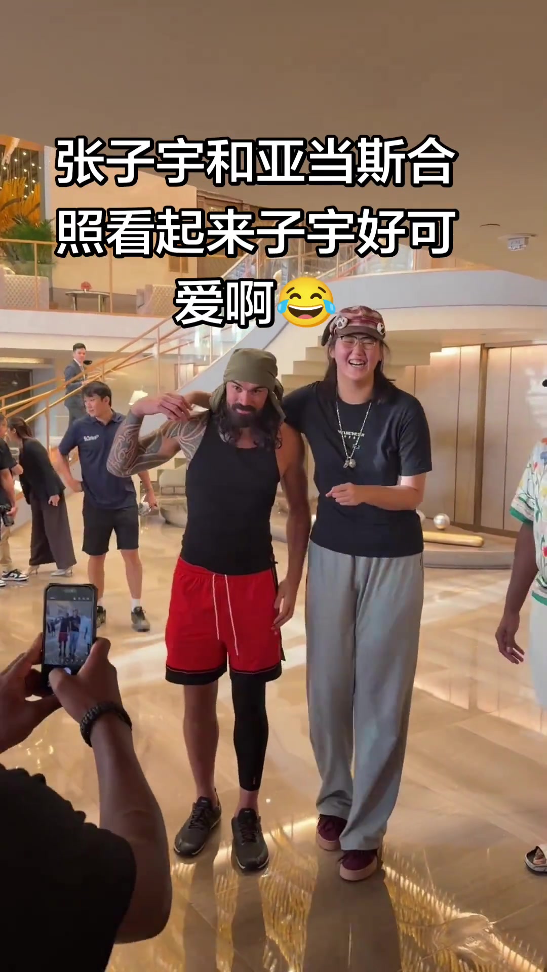 头一次看亚当斯这么娇小😅封面
