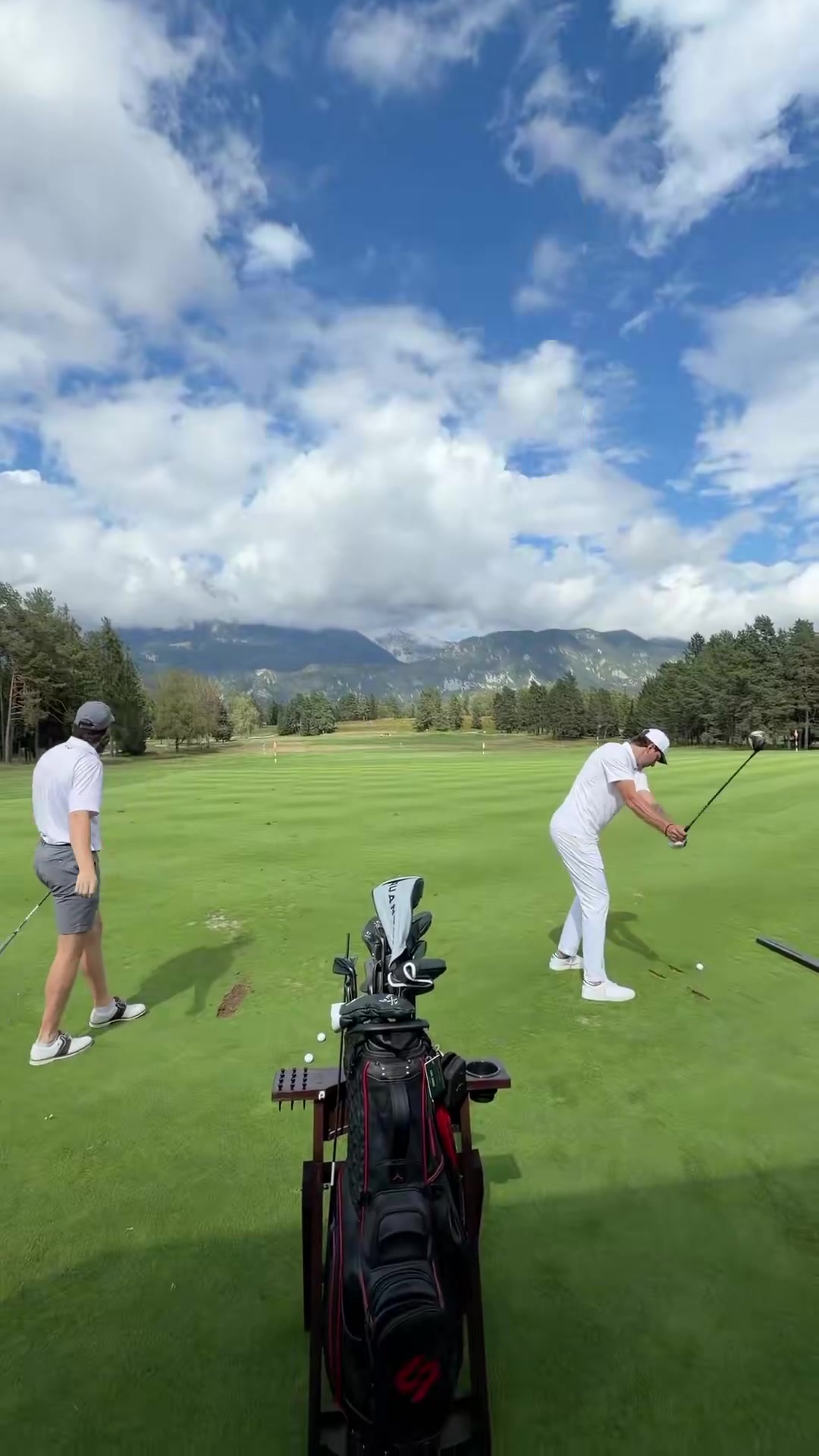 东契奇里夫斯PK高尔夫⛳️东子这球好像打偏了吧😂封面