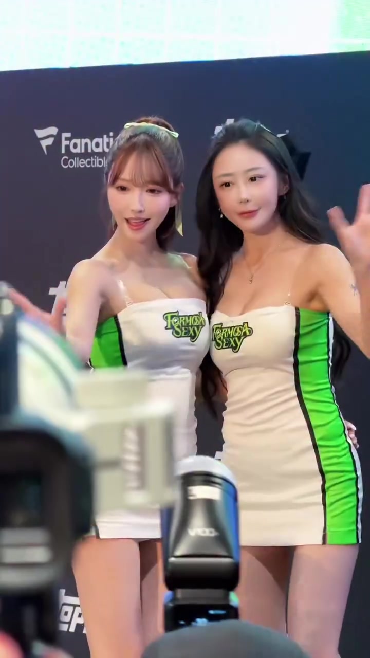 我爱台妹！😍宝岛梦想家啦啦队长梓梓与三上悠亚同框封面