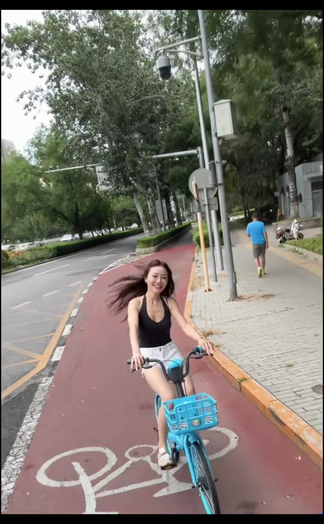 骑行去天安门！孟超晒视频：祝大家节日快乐呀！😊封面