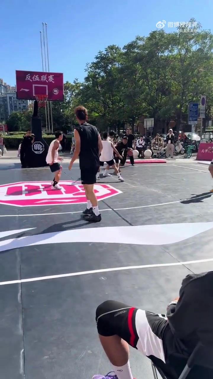 在球场上遇到这种矮壮型内线是真难防，一顶投篮空间就出来了！封面