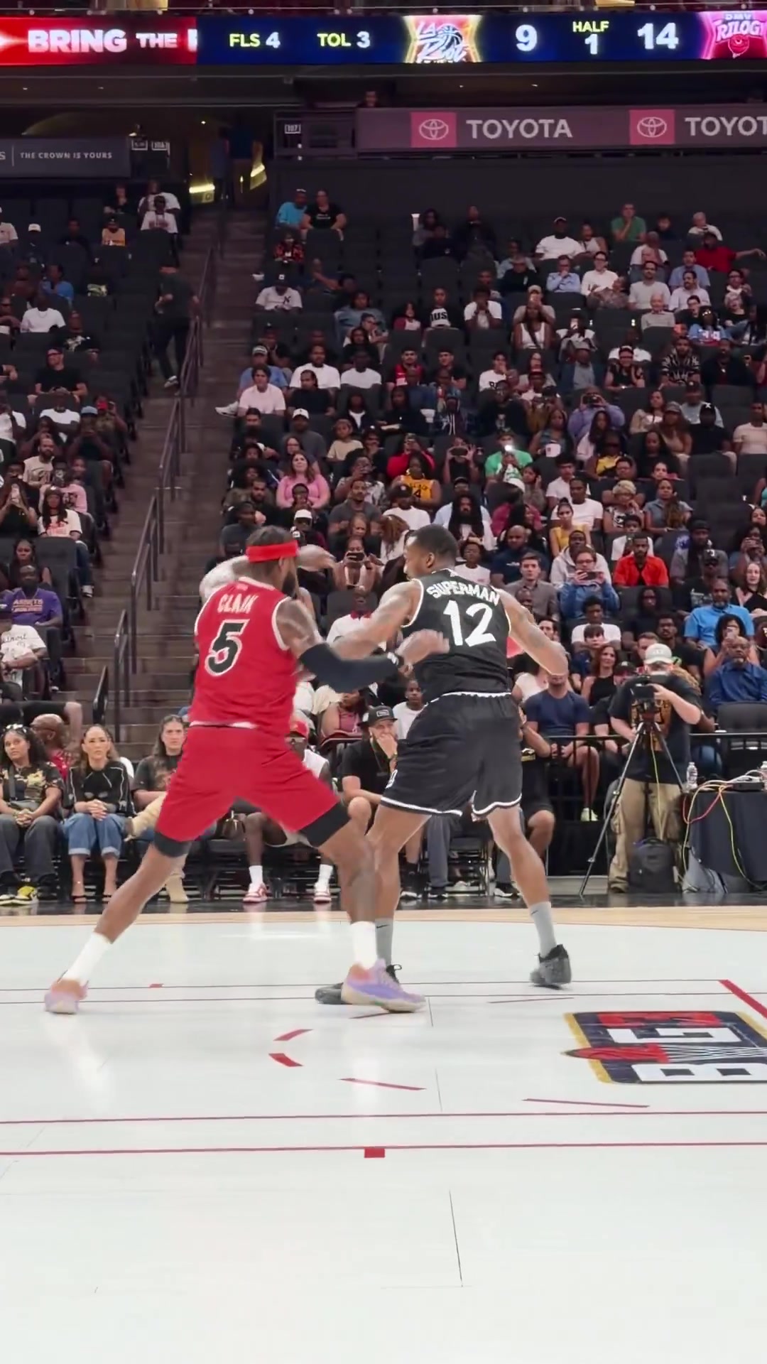 技术确实糙！霍华德与前队友厄尔·克拉克1v1，结果被直接防下封面