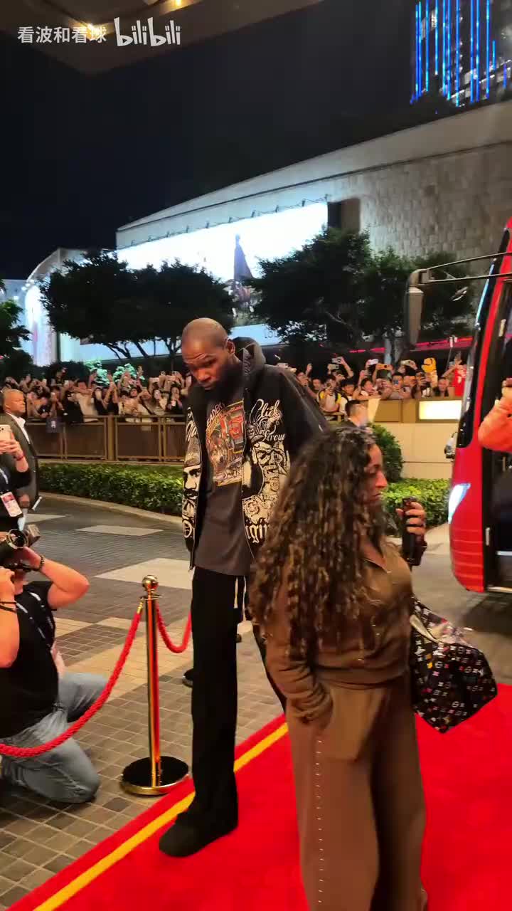 气质这块真的绝了😂 杜小帅抵达澳门 气质盖不住一点!!封面