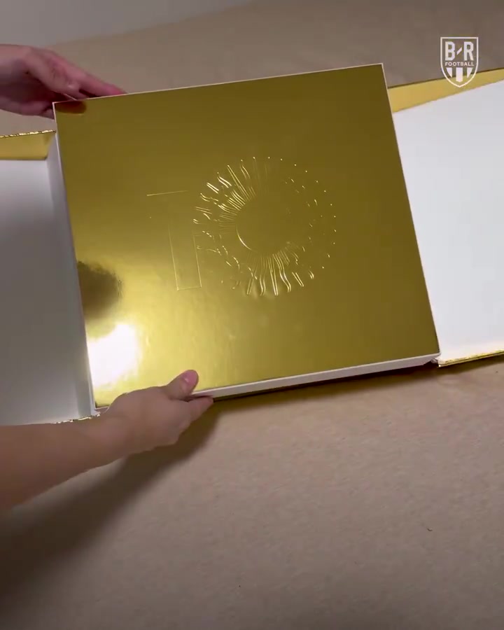 全球限量215双❗️开箱梅西限量典藏版球鞋封面