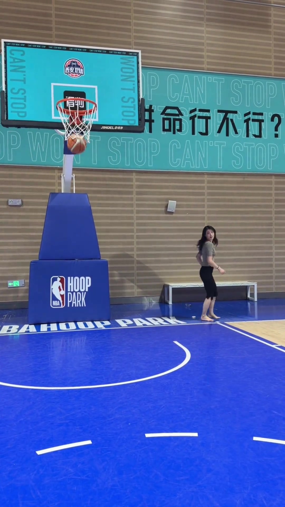 就小姐姐这球技，光脚也能打赢不少吧友吧？🙊封面