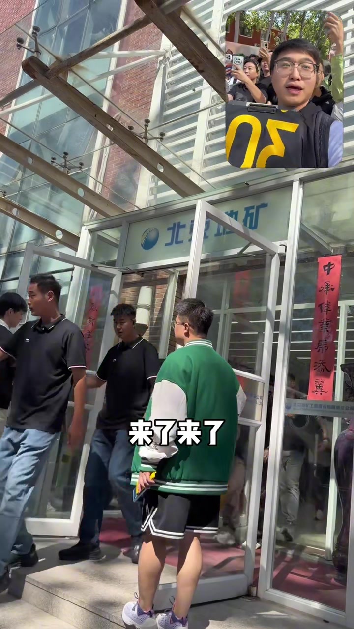 库里罕见生气!现场球迷秩序不佳 库里最终并未为球迷签名封面