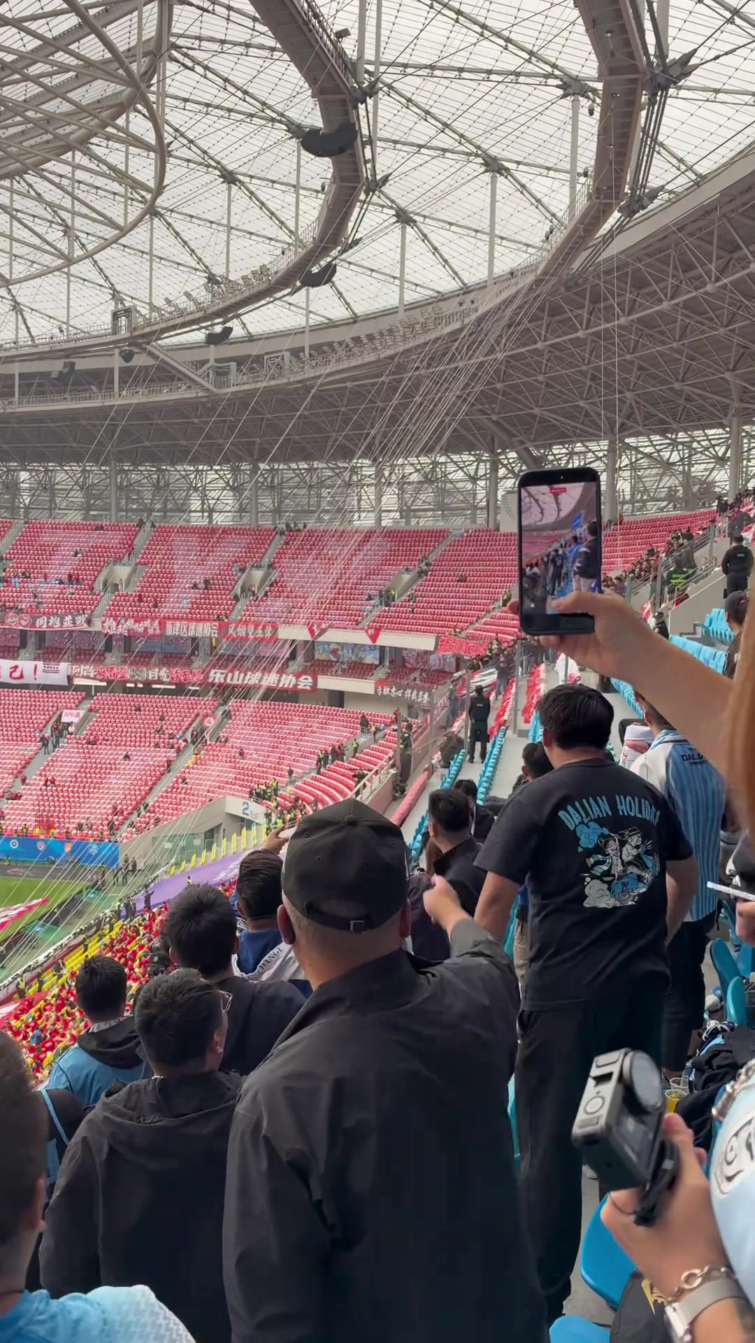 现场的大连英博球迷喊话蓉城球迷:全部站好！封面