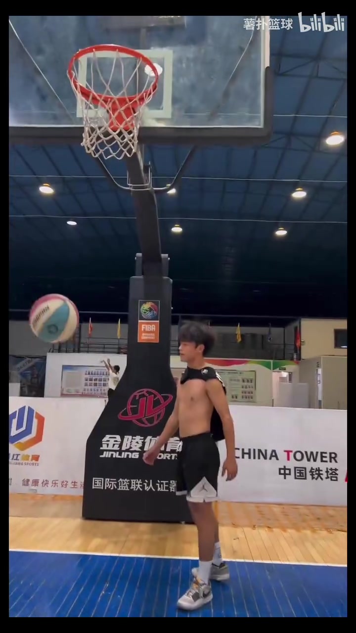 抽象篮球:这是人类能做出的动作吗?第一个就绷不住了🤣封面