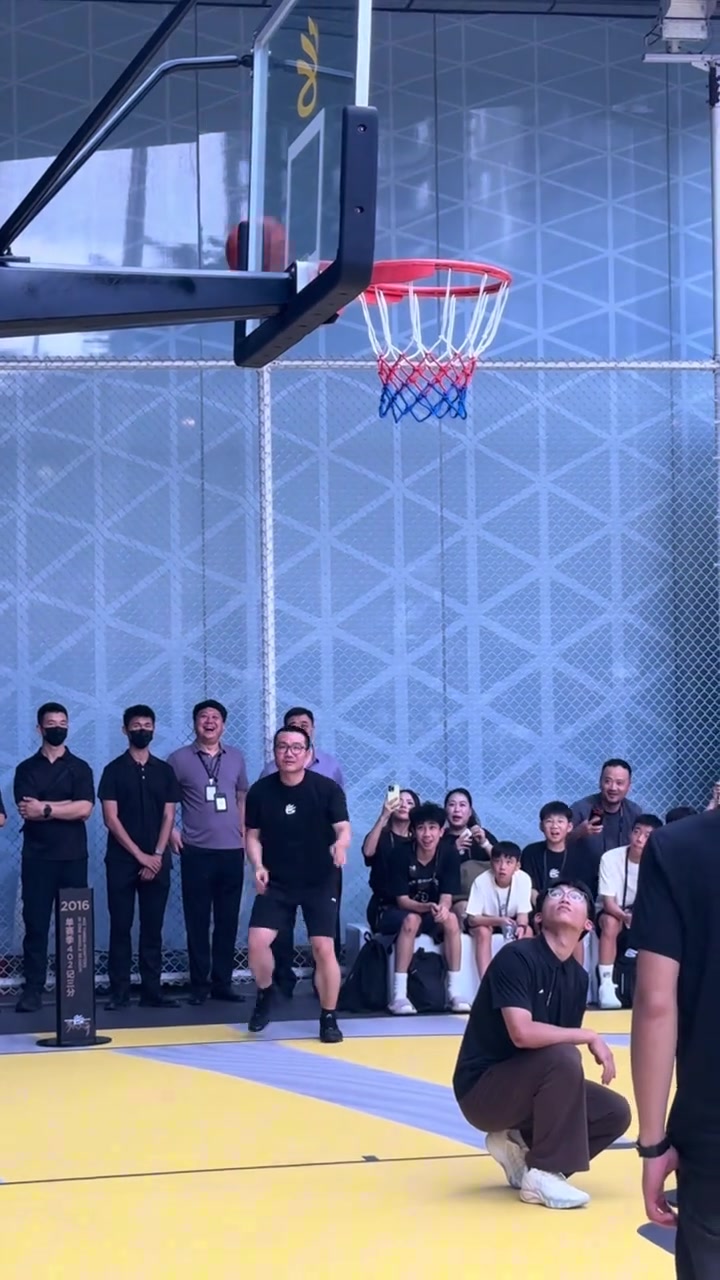 连续投出三不沾!🤣徐静雨现身库里中国行现场 这投篮有待提高封面