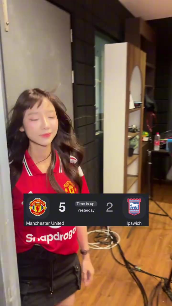 抽象的运镜！泰国美女球迷:曼联卷土重来！封面