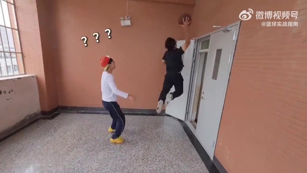 这就是青春啊！一群学生在楼道里打球也能打得很开心！封面