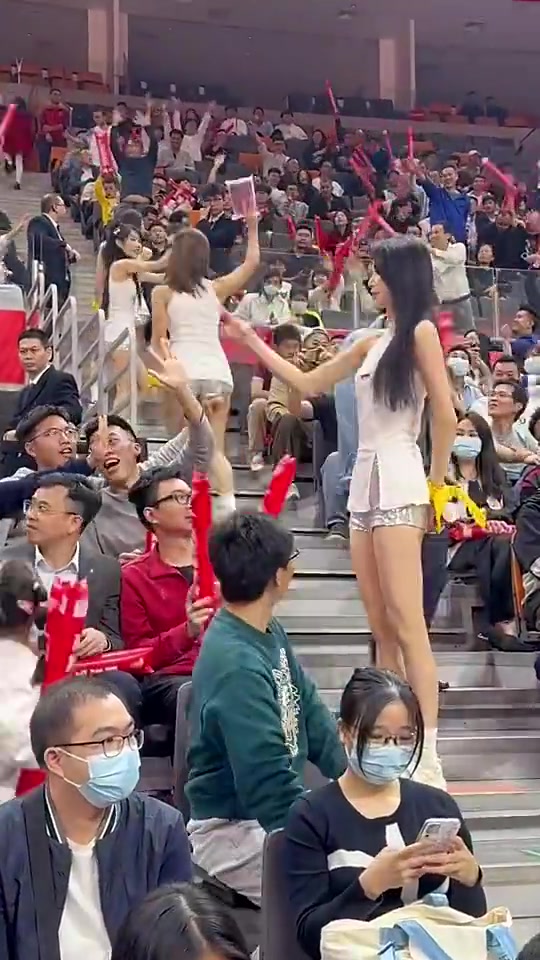 啦啦队小姐姐和观众席球迷互动,这双腿也太长了吧😍封面