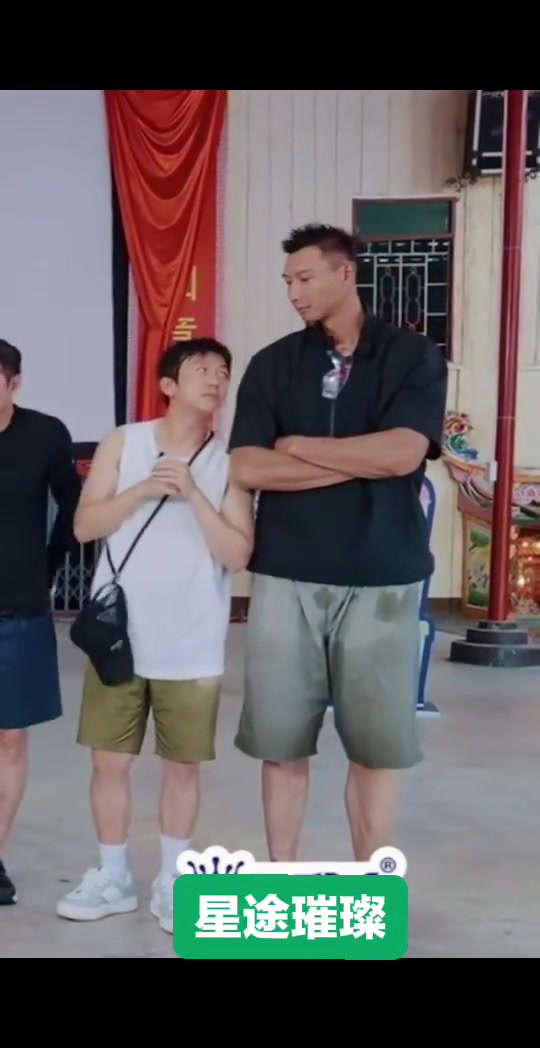 谁发明的这个名场面?邓超靠阿联身上笑死我了😂封面