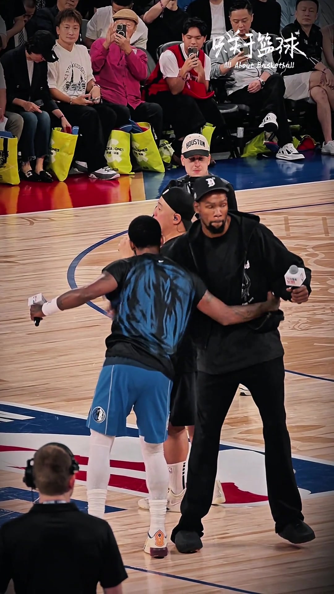 再见已是对手！欧文和杜兰特在NBA中国赛上相互致意封面
