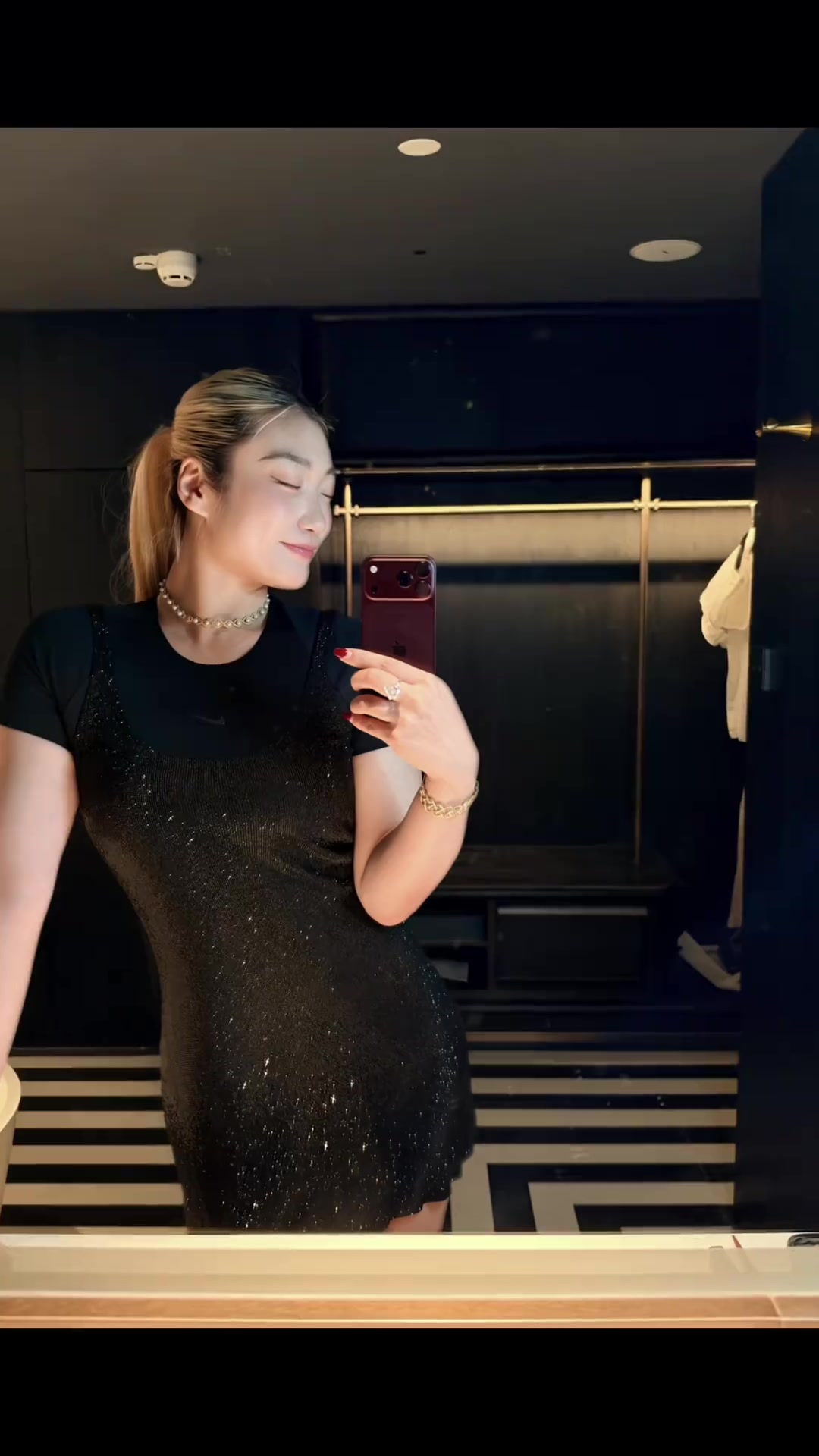 展示好身材,李梦这大体格子穿上小黑裙还是不错的😍封面