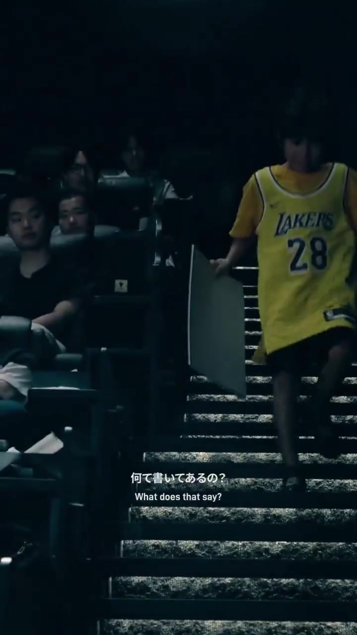 笑死！八村塁现场让小球迷脱掉湖人球衣😂强行换上快船战袍~封面