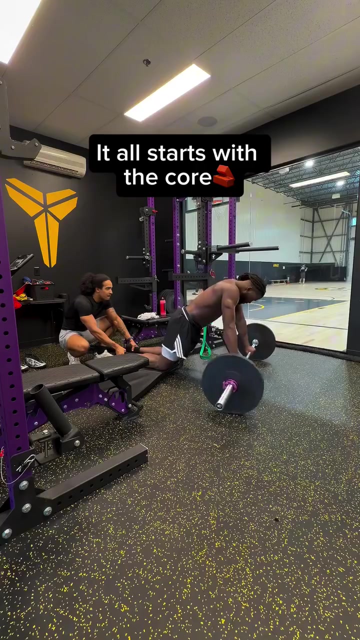这是真壮啊!💪多尔特在健身房进行核心力量训练封面