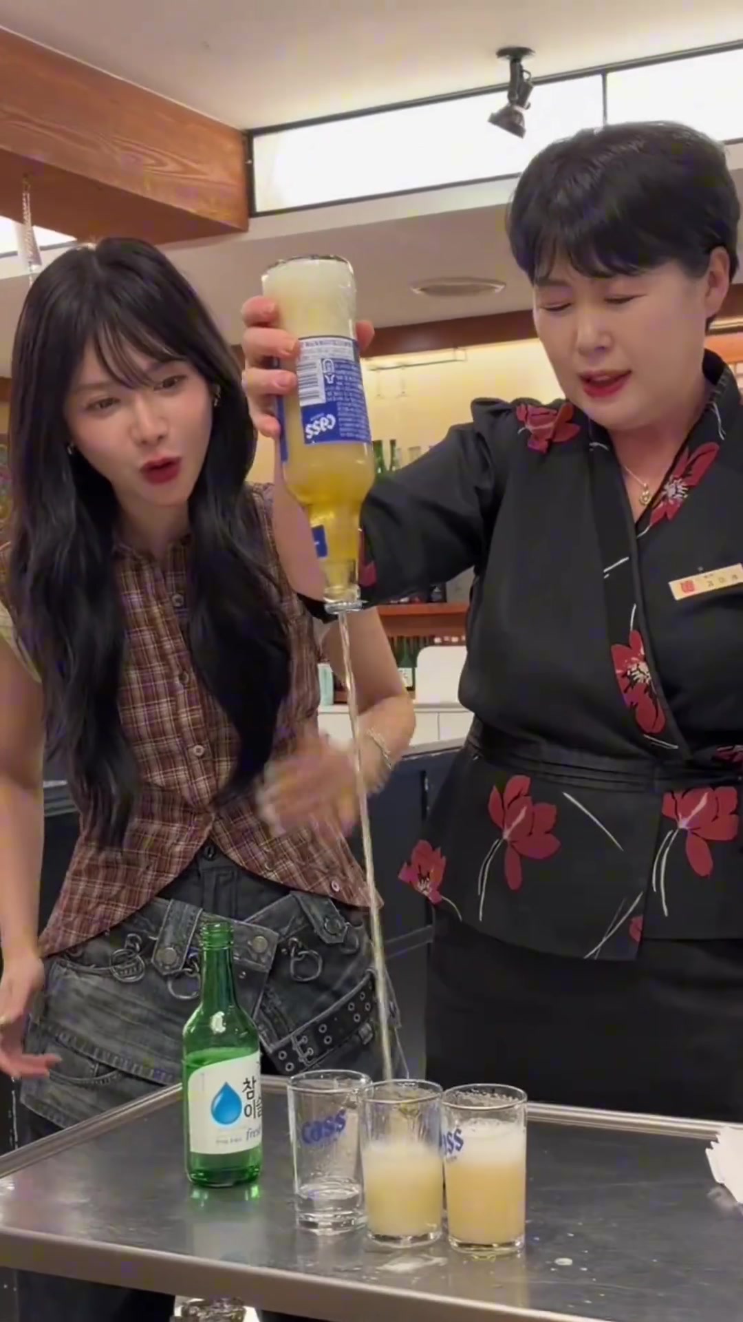 娜姐的酒量真可以啊!美娜:打卡韩国姨母调酒,高低不能认输😂封面