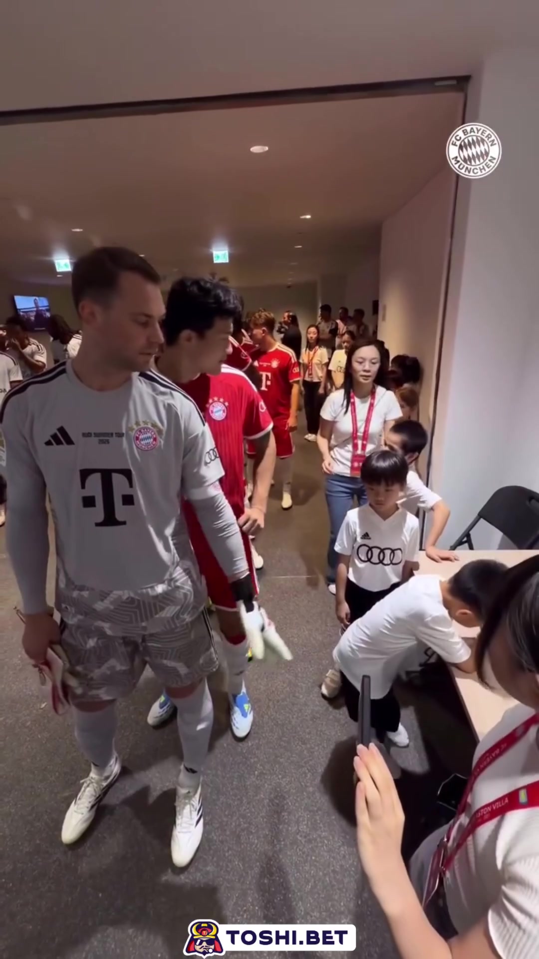 诺伊尔:小朋友快走了!小球童:奇怪的坏叔叔😂封面