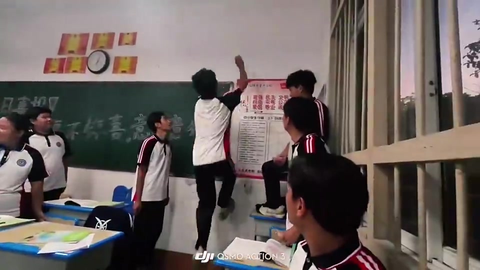全班女生看着呢!班级摸高比赛,最后这小伙是真王者😲封面