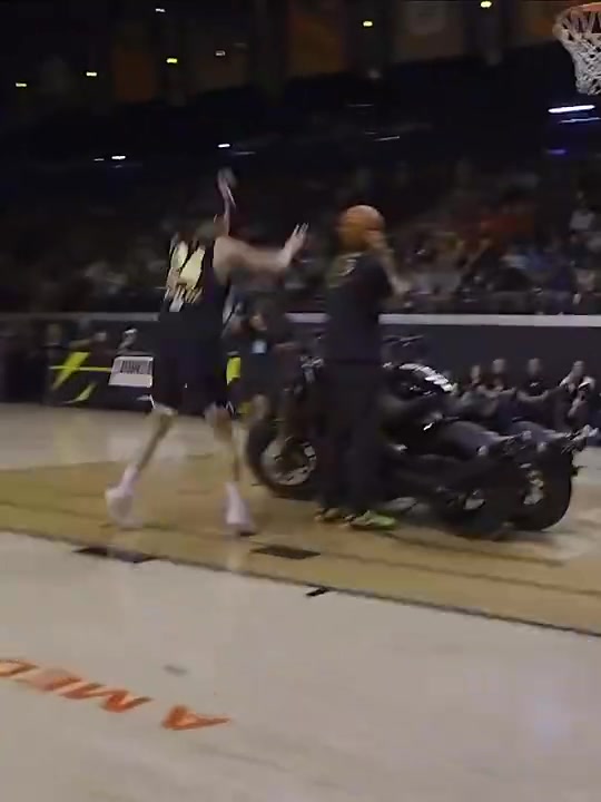 厉害了！陈登星凭借飞人臀下换手坐扣，淘汰NBA扣篮王麦克朗封面
