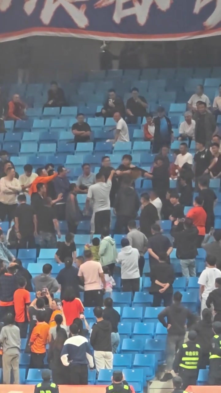 发生了啥?实拍:青岛海牛主场现场球迷疑似发生口角封面