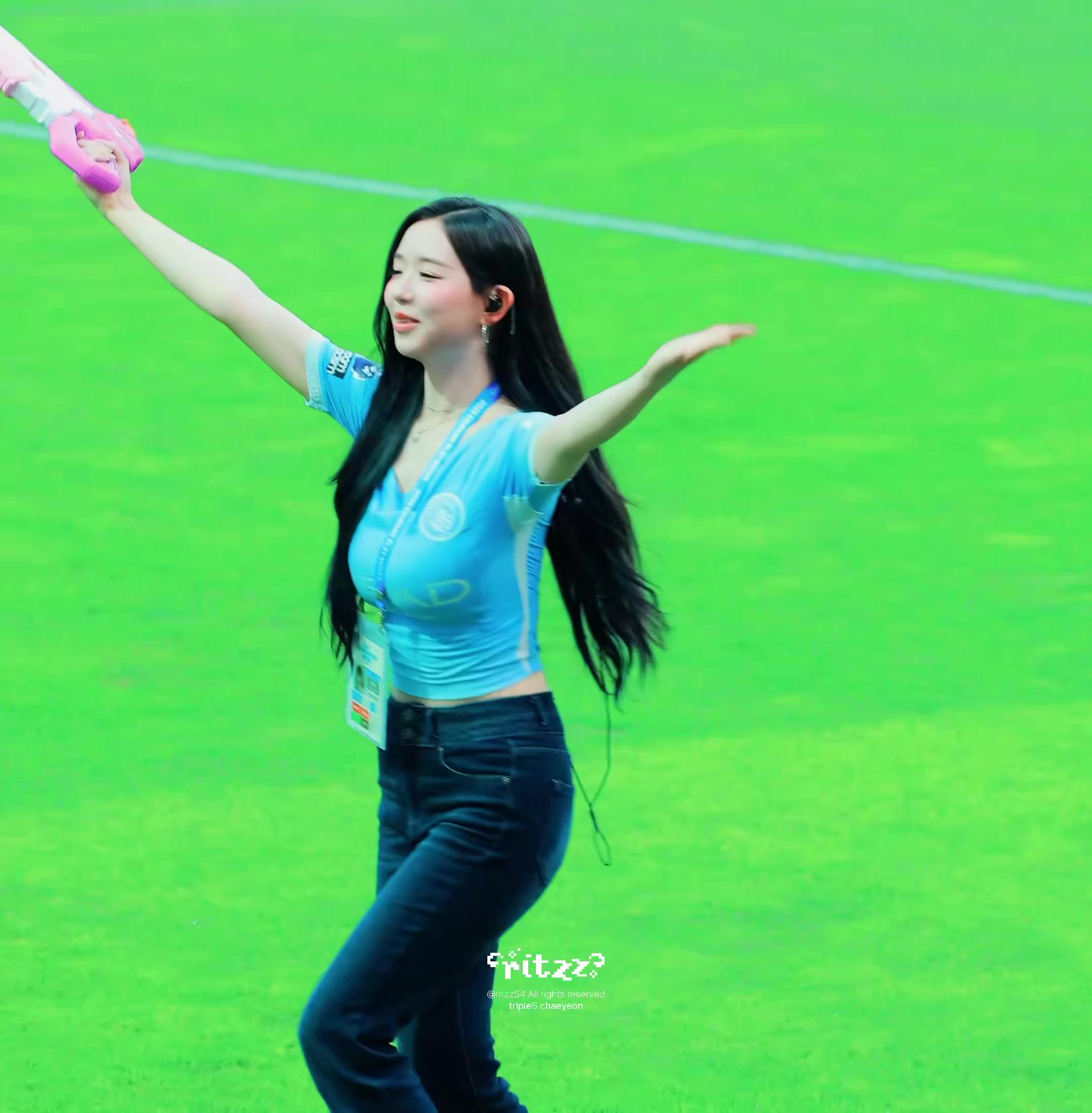 活泼女神!韩国美女歌手金采嬿解说比赛时在场边玩水枪😂封面