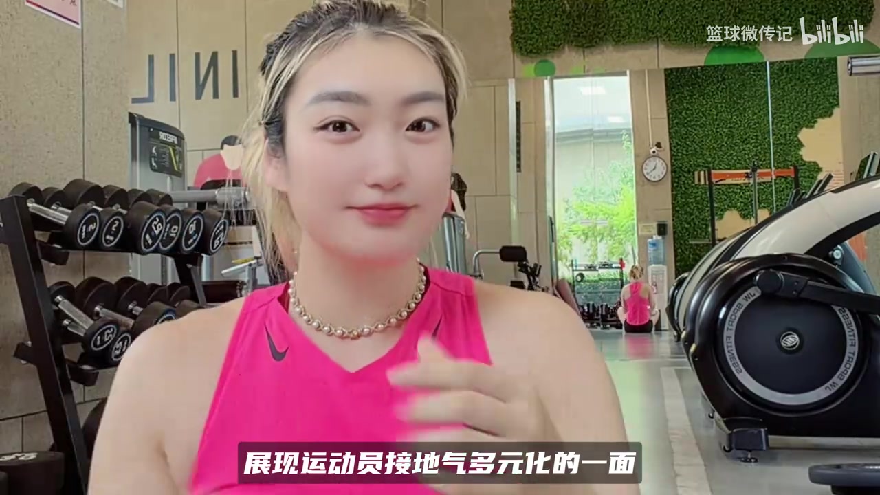 李梦手势舞反差感拉满！女版勒布朗秒变搞怪少女，太可爱了封面