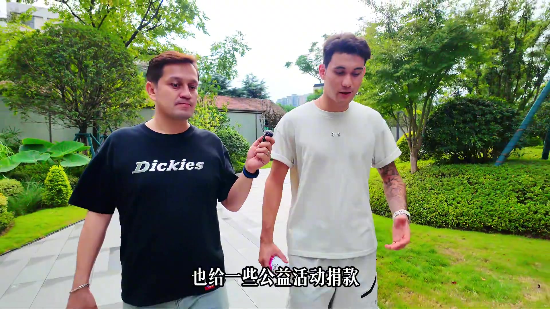 摩托比车贵！拜合拉木谈收入:不能说！够家里生活封面